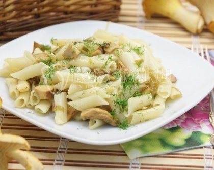 Жареные лисички с макаронами