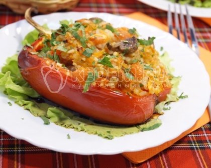 Фаршированные овощами и грибами перцы в духовке