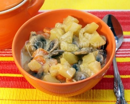 Картофель запеченный с грибами и овощами в горшочке