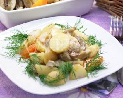 Тушеная курица с картофелем и грибами
