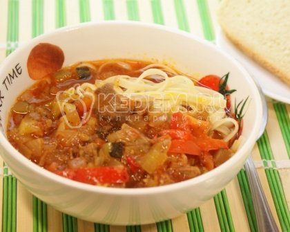 Спагетти с подливой из мяса и овощей