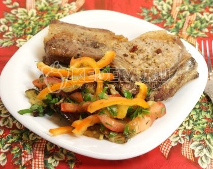 Свиной антрекот в духовке с овощами