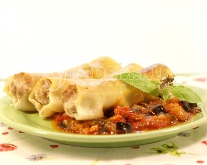 Каннеллони с мясной начинкой и томатным соусом из баклажан